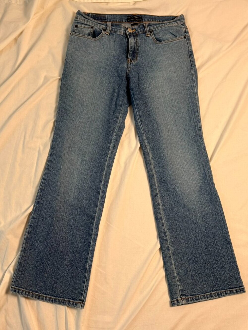 New York & Company – Size 6 Petite Inseam – Medium Wash Straight‑Leg Denim